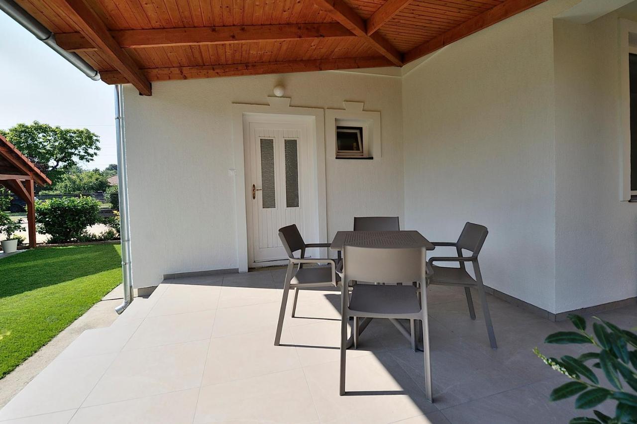 Lelle Apartment *